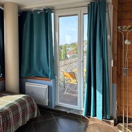 La Maison Du Coteau Bed & Breakfast